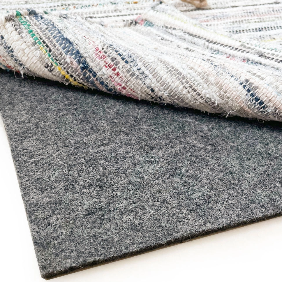 소파 아래에 펠트 TPR 러그 패드를 설치하는 5가지 쉬운 단계